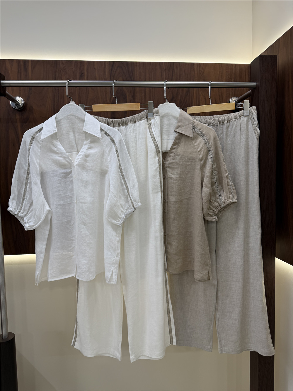 Short Linen Drawstring - Damen-Set mit Kurzarm-Hemd und Weiten Hosen